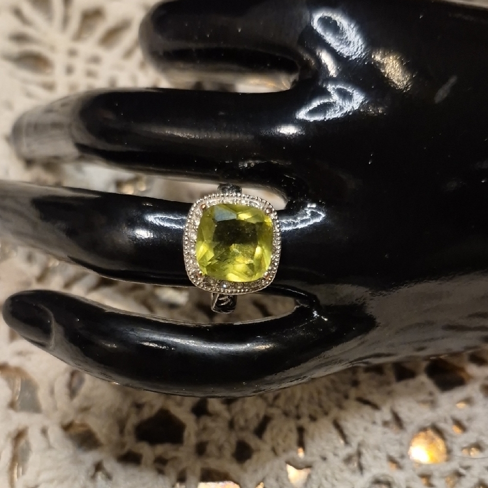 Elegant Silver Tone and Peridot Green Gemstone Ring